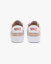 NIKE SB ZOOM BLAZER LOW PRO GT - BIOBEIGE/ WHITE/ GYMRED